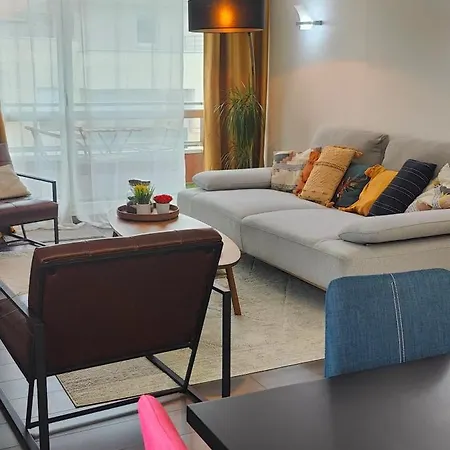 A Cozy Bedroom In An Villeurbanne