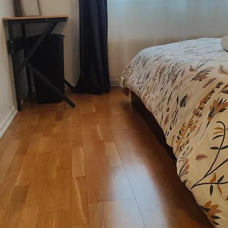 A Cozy Bedroom In An Apartment Villeurbanne