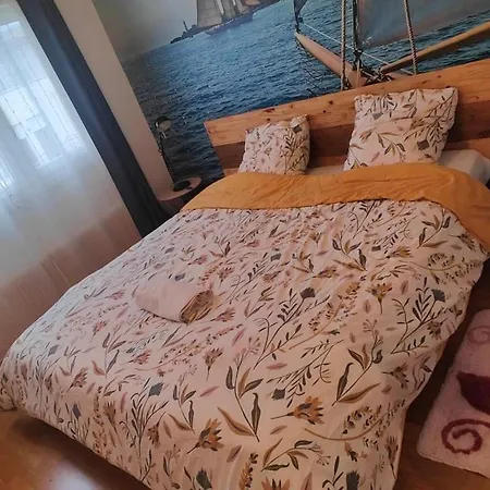 A Cozy Bedroom In An Villeurbanne