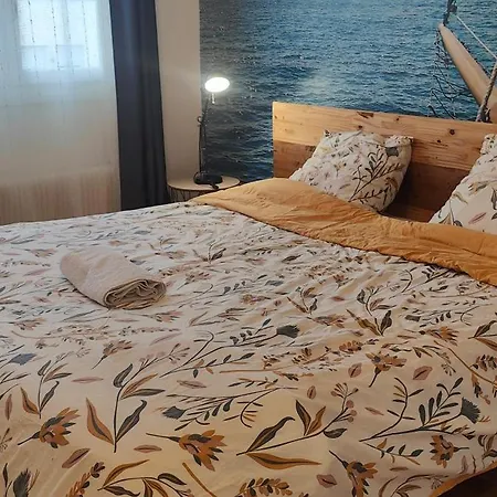 A Cozy Bedroom In An Apartment Villeurbanne